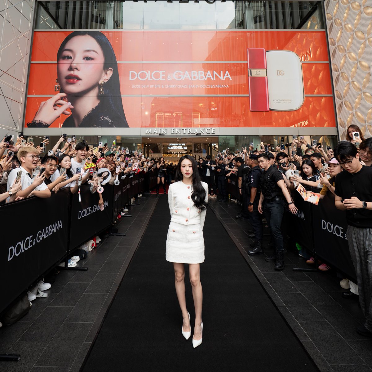 1stclassmisana's tweet photo. the official photographer for the dolce &amp; gabbana event at pavilion kuala lumpur posted these photos of chaeyoung https://t.co/aJfdhldghd