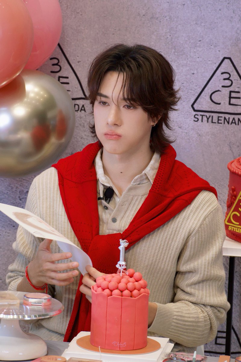 givemeallofyou_'s tweet photo. งอนอะไร

เปล่า ไม่ได้งอนซักหน่อย ตัวก็ใหญ่ อย่ามาเบียดนะ https://t.co/SGfDGLQiPW