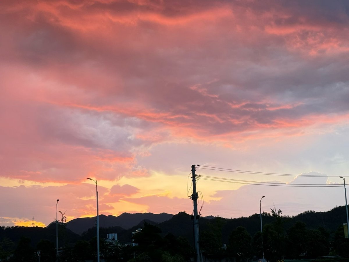 ChengZi6789's tweet photo. 夕陽下，餘暉中，我見到嘅就係夏天 https://t.co/aYiVhfj2Mq