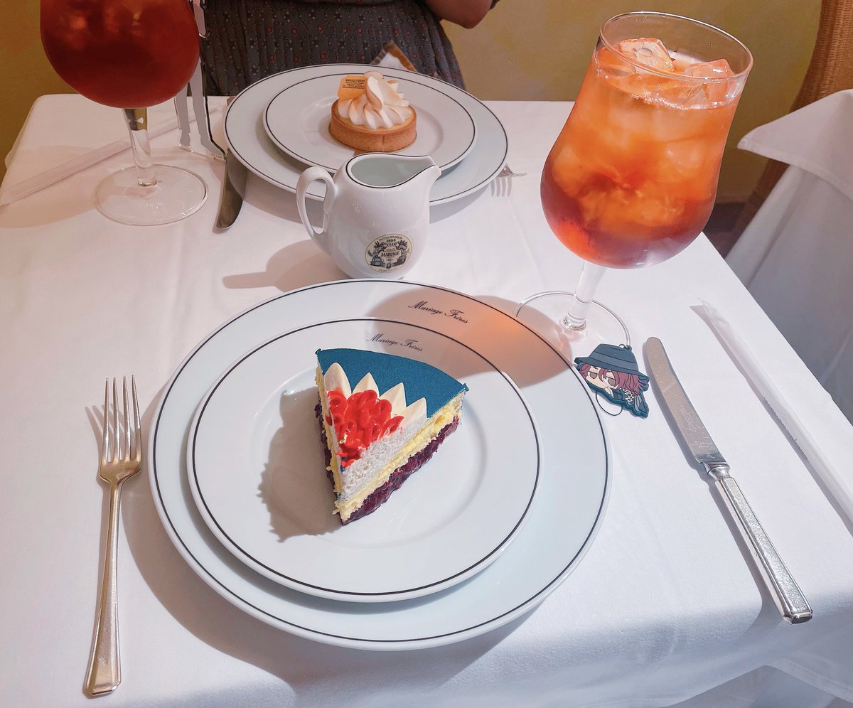 adegurui's tweet photo. あ〜〜ん💙🤍❤️
バニラのなんとかお紅茶とトリコロールなチーズケーキ大変うまちでございました🍰
これ両方ほんとうに香りもお味もお耽美すぎて私の語彙じゃ説明のしようがない。あ〜〜〜〜🖤あーでんさんっ…🖤私に付き合わされるあまり、無駄に帝都の洋菓子に詳しくなってえ〜ん🖤 https://t.co/nhNXG9grZd