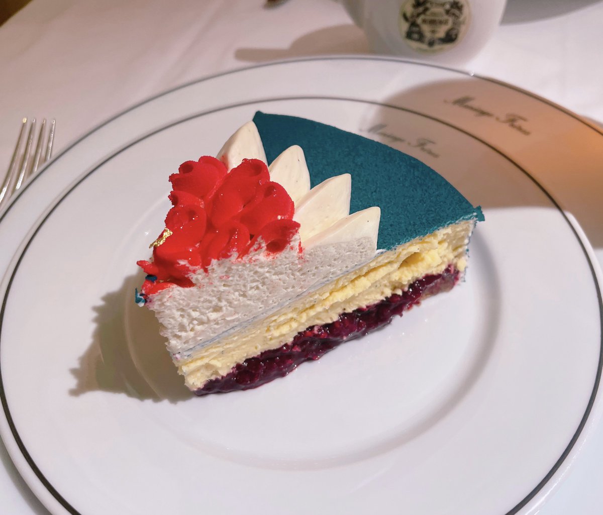 adegurui's tweet photo. あ〜〜ん💙🤍❤️
バニラのなんとかお紅茶とトリコロールなチーズケーキ大変うまちでございました🍰
これ両方ほんとうに香りもお味もお耽美すぎて私の語彙じゃ説明のしようがない。あ〜〜〜〜🖤あーでんさんっ…🖤私に付き合わされるあまり、無駄に帝都の洋菓子に詳しくなってえ〜ん🖤 https://t.co/nhNXG9grZd