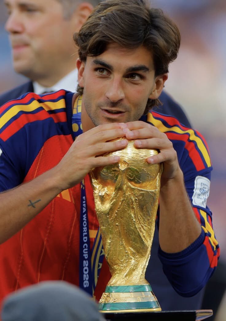 BiebCrave's tweet photo. 🇪🇸 World Cup champion Ferran Torres wearing Justin Bieber’s SKYLRK shorts. https://t.co/rlBSc5EcgG