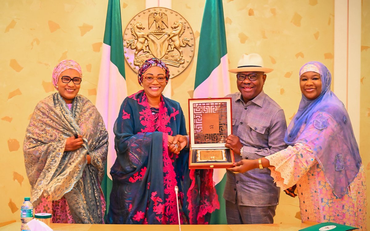 statehouse_Fl's tweet photo. PRESS RELEASE

“POSTERITY WILL JUDGE YOU WELL FOR THE DEVELOPMENT OF THE FEDERAL CAPITAL TERRITORY”….FIRST LADY OLUREMI TINUBU

Commends Wike’s Green Transformation of Abuja, Urges States to Engage Youth in Environmental Protection

First Lady of Nigeria, Senator Oluremi Tinubu has commended the Minister of the Federal Capital Territory (FCT), Nyesom Wike, for transforming Abuja’s City Gate into a major recreational and environmental landmark.

She was speaking during a ceremony to honour the FCT Administration for its environmental efforts which she said is in line with the just concluded category of the ongoing Green Nigeria Challenge of the Renewed Hope Initiative.

Senator Oluremi Tinubu said she was impressed by the transformation of the City Gate, describing it as “unbelievable.”

She stated that despite a ₦50 million prize set aside under the Green Challenge to encourage states to reclaim abandoned spaces and dumpsites, no state entered for that category of the competition.

“It was a ₦50 million prize money and they didn’t enter. This was supposed to get our youth involved,” she said.

The First Lady explained that the initiative was designed to encourage states to convert neglected public spaces into clean and attractive environments.

“The transformation reflects the vision behind the just concluded Community Category of the Challenge which was designed to encourage youth groups to transform degraded public spaces, including dumpsites and abandoned areas, into green parks, gardens and other eco-friendly spaces. Our goal is to compliment government’s effort in beautifying our environment and promoting healthier communities towards improving the quality of life of our people.”

“The remodeled Abuja City Gate is an excellent example of what abandoned public areas can become: a transformed key national landmark that warmly welcomes all Nigerians and visitors to our nation’s capital.”

“When I saw what he did with the City Gate, my God, unbelievable, unbelievable. I want to thank him. He’s done very well.”

“This was to turn around abandoned spaces, dumpsites, and we see a lot of it around the states.”

Senator Oluremi Tinubu also appealed to Wives of State Governors to mobilise the youth to participate in environmental clubs and sustainability initiatives in schools and tertiary institutions.

“I’m using this opportunity to appeal to our First Ladies: Get our young children into the environmental clubs and environmental societies for our youth in tertiary institutions.”

“I remember when I was in the College of Education, I was a member of the Youth Environmental Programme for West Africa. We travelled from Nigeria throughout West Africa by road. It was a memorable experience for us.”

According to the First Lady Senator Oluremi Tinubu, young people must be encouraged to contribute to national development through environmental stewardship.

“We have to engage our young people and make sure that they can help build. Everybody has something to contribute to this country. It’s a great country and that’s why we are doing all we can.”

In his remarks, the FCT Minister, Nyesom Wike revealed that the First Lady personally inspired the transformation of Abuja’s City Gate.

“The First Lady has to be commended for the FCT keying into the Renewed Hope Green Initiative because she has always said we have to change our environment and create opportunities where people can gather and relax.”
