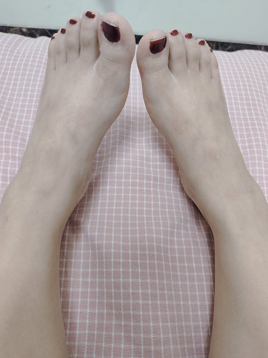 Alostsex's tweet photo. 给老婆涂了新���甲油，有喜欢的么 #足控 #裸足 https://t.co/5q1K1laMCR
