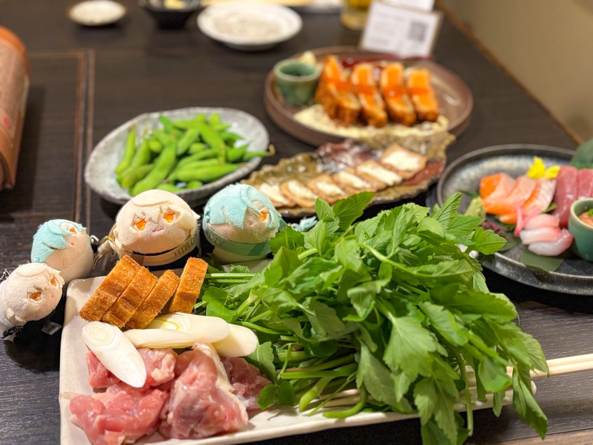 ayori015's tweet photo. ⑨美味しいものを食べる！サーモンレアカツにいくら載せたらもう美味しいしかなくて優勝だった。刺身はやっぱり鮮度が違う🐟✨夏のせり鍋は初めてだったけどシャキシャキで美味しかった🍲 https://t.co/6Py9HnOYz0