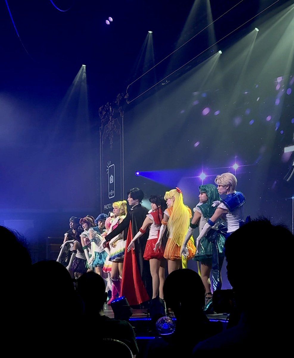 achacha_me's tweet photo. STST2期シルバー㌠初日おめでとございました！

ライブパートだけじゃなくストーリーパートも𝑼𝒑 𝒅𝒂𝒕𝒊𝒏𝒈...されててびっくりした！
演出脚本映像いろいろLv.upしててこれを1期楽から中2日でやり遂げたシルバー㌠すごすぎるよ〜！

むぎゅって集まる戦士たちかわいい😭🫶🏻
#シャイニングシアター https://t.co/P9A7bd0bqt
