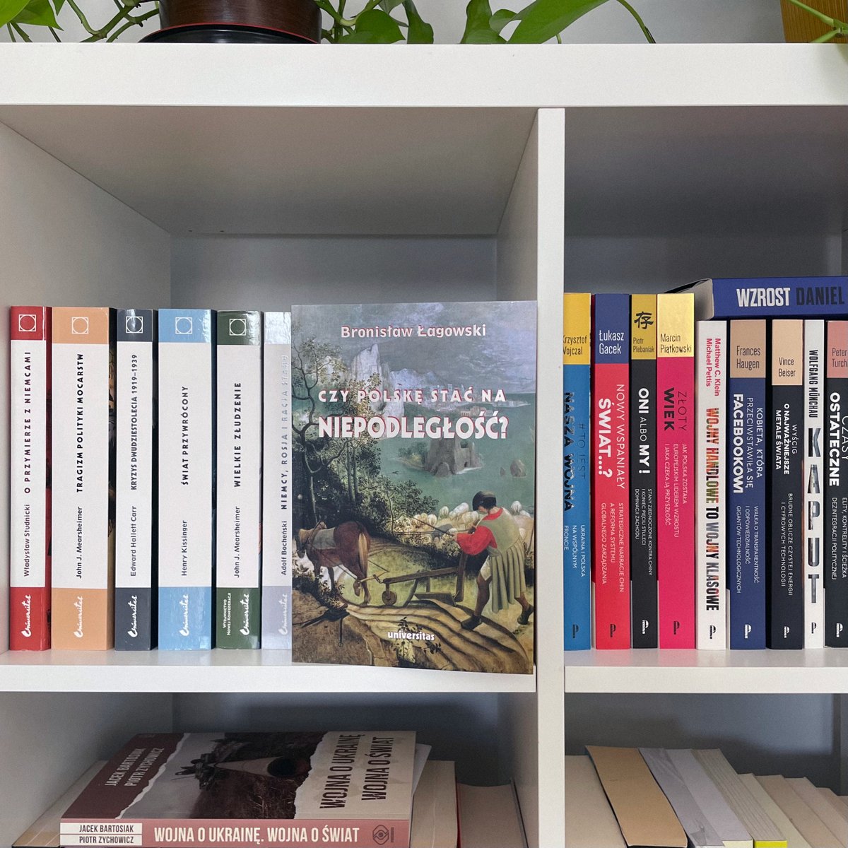 Ukladsil's tweet photo. 📚 “Czy Polskę stać na niepodległość?” Bronisław Łagowski

Czy niepodległość jest dana raz na zawsze? A może jest zasobem, który trzeba nieustannie budować – poprzez sprawne państwo, realistyczną politykę i zdolność do chłodnej oceny własnych możliwości?

Czy Polskę stać na niepodległość? to wybór tekstów Bronisława Łagowskiego – jednego z najbardziej oryginalnych i bezkompromisowych polskich filozofów polityki. Autor odrzuca publicystyczne slogany i proponuje spojrzenie na niepodległość nie jako symbol, lecz jako konkretne wyzwanie polityczne. Stawia pytania o siłę państwa, jakość elit, miejsce Polski w zmieniającym się układzie międzynarodowym oraz cenę błędnych decyzji.

Eseje Łagowskiego, choć powstawały na przestrzeni wielu lat, zachowują zaskakującą aktualność. Skłaniają do refleksji nad tym, czy polska debata publiczna potrafi wyjść poza emocje i historyczne symbole, by skupić się na długofalowym myśleniu o interesie państwa.

To książka, która nie daje prostych odpowiedzi i nie próbuje nikogo utwierdzać w przekonaniach. Zmusza natomiast do postawienia fundamentalnego pytania: od czego naprawdę zależy trwałość polskiej niepodległości?

Lektura dla wszystkich zainteresowanych polską myślą polityczną, realizmem w polityce oraz debatą o miejscu Polski w XXI wieku.

#BibliotekaUkładuSił

Pamiętajcie, że kupując książki w naszej księgarni, wspieracie naszą pracę.🤝

https://t.co/abHBvp8U49
