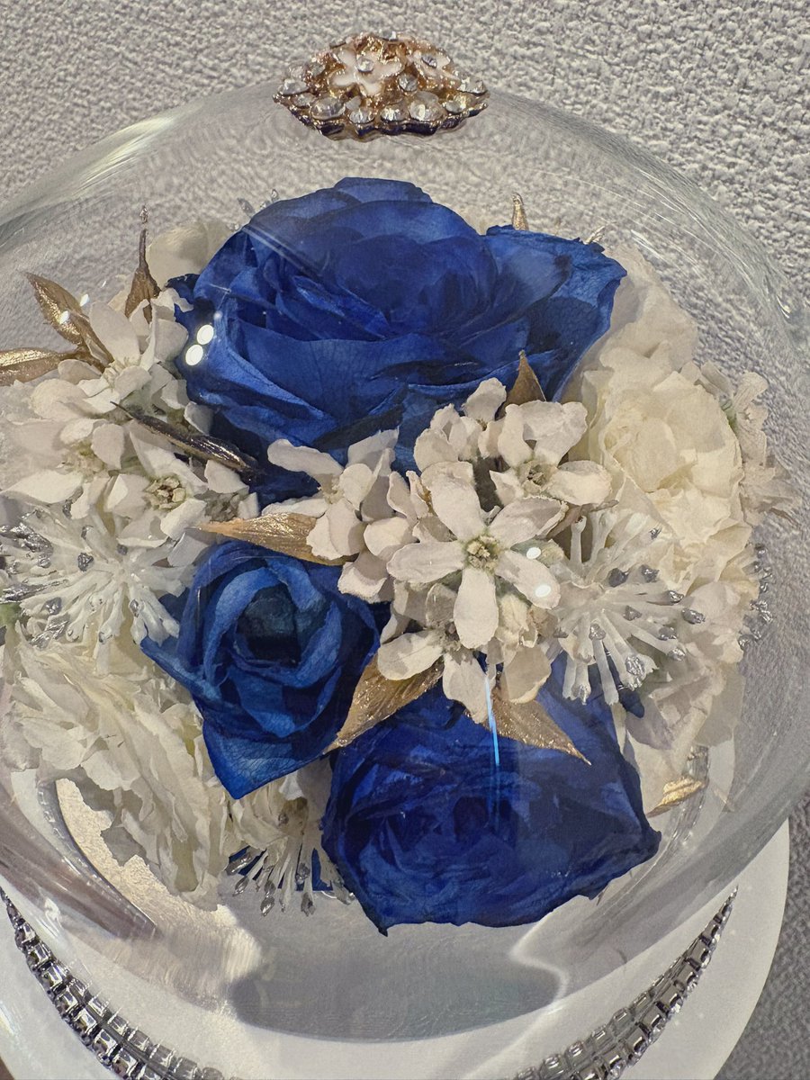 nagi___30's tweet photo. 結婚式でAdoちゃんモチーフで作ってもらったブーケが加工されて帰ってきた〜！！💙
めちゃくちゃステキ🥹✨ https://t.co/d4ytUO44rp