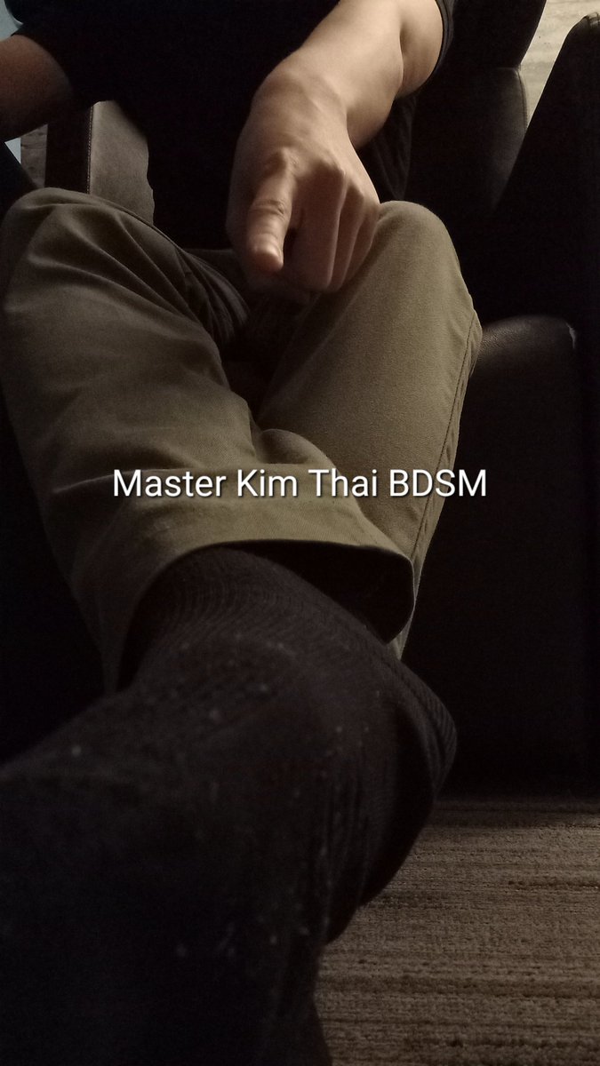 Kim_Thai_BDSM's tweet photo. เลิกงานกลับมาร้อนๆ สิ่งที่ทา ส ต้องทำคือ ก้มกราบแทบเท้านายหน้าประตู ให้นายใช้หัวเป็นพรมเช็ดเท้า จากนั้นคลานตามเจ้านายมาเอาปากคาบถอดรองเท้าออก 
แล้วสูดดมกลิ่นกลิ่นถุงเท้าที่ใส่มาทั้งวันให้ชุ่มปอด

#bdsmthailand #footfetısh  #fetlife #kink #sock #lick https://t.co/GyCVUISXRF