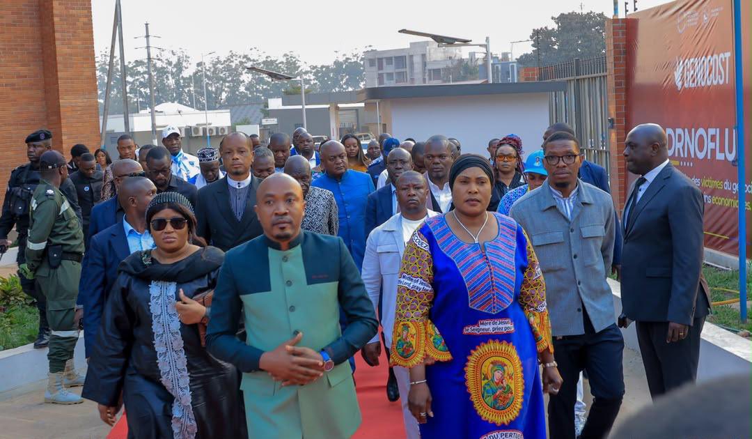FonarevRDC's tweet photo. Commémoration du GENOCOST à Kolwezi

À Kolwezi, la commémoration du GENOCOST s’est tenue à la Cathédrale Marie-Reine-du-Monde, en présence de Son Excellence Madame la Gouverneure Fifi Masuka.

À cette occasion, un couloir immersif de commémoration (Parcours de la Mémoire) a été aménagé dans l’enceinte de la cathédrale, offrant aux fidèles et aux visiteurs un parcours de mémoire, de recueillement et de sensibilisation en hommage aux millions de victimes des crimes commis en République démocratique du Congo.