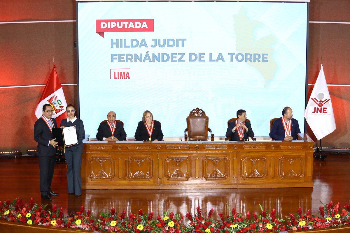 JuditFernandezT's tweet photo. Quiero comenzar recordando uno de los momentos más importantes de esta nueva etapa: la entrega de mi credencial como #diputada a cargo del @JNE_Peru. La recibí con mucha emoción y con la convicción de honrar la confianza que miles de ciudadanos depositaron en nuestro proyecto. https://t.co/L2AENiFJQt