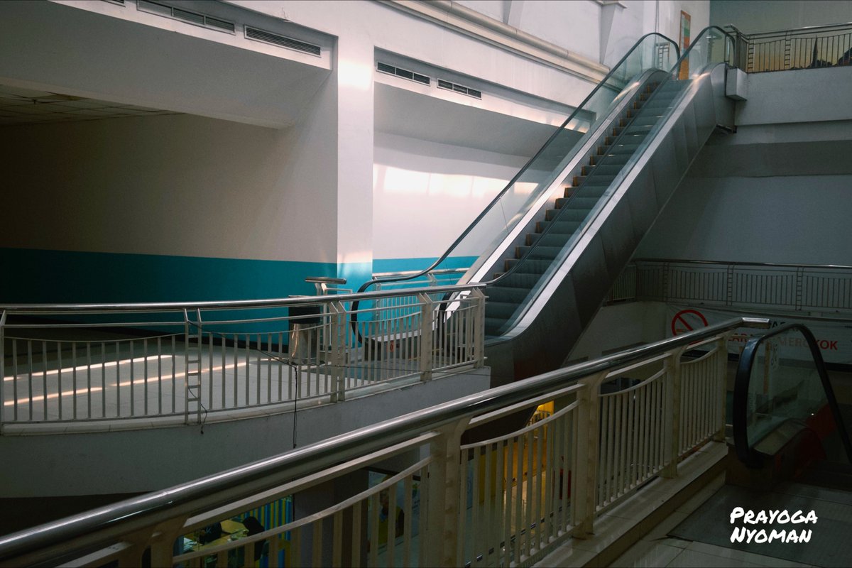 prayoganym's tweet photo. Kira-kira apa yg membuat mall Tamini Square ini semacam ngga diminati? 

Padahal lokasinya cukup strategis bagi warga sekitar. Dekat akses tol. Dilewati jalur bus TransJakarta. Dan sejak tahun 2023, ada stasiun LRT TMII tepat di seberangnya. 

Setau saya dulu mall ini jadi salah satu pusat perbelanjaan yg ramai, meski memang bukan kategori mall yg bergengsi.

Bisa dibilang, Tamini Square ini salah satu korban pandemi COVID-19. Banyak tenant tutup gara-gara pandemi tsb. Pasca pandemi, kondisi ngga kunjung membaik.

Yg menarik, beberapa tenant yg sifatnya les-lesan atau pendidikan malah mulai masuk ke sini. Bahkan baru-baru ini ada sekolah yg buka di lingkungan Tamini Square. Namun sejauh ini pemandangan di dalam mall masih didominasi tenant yg tutup.