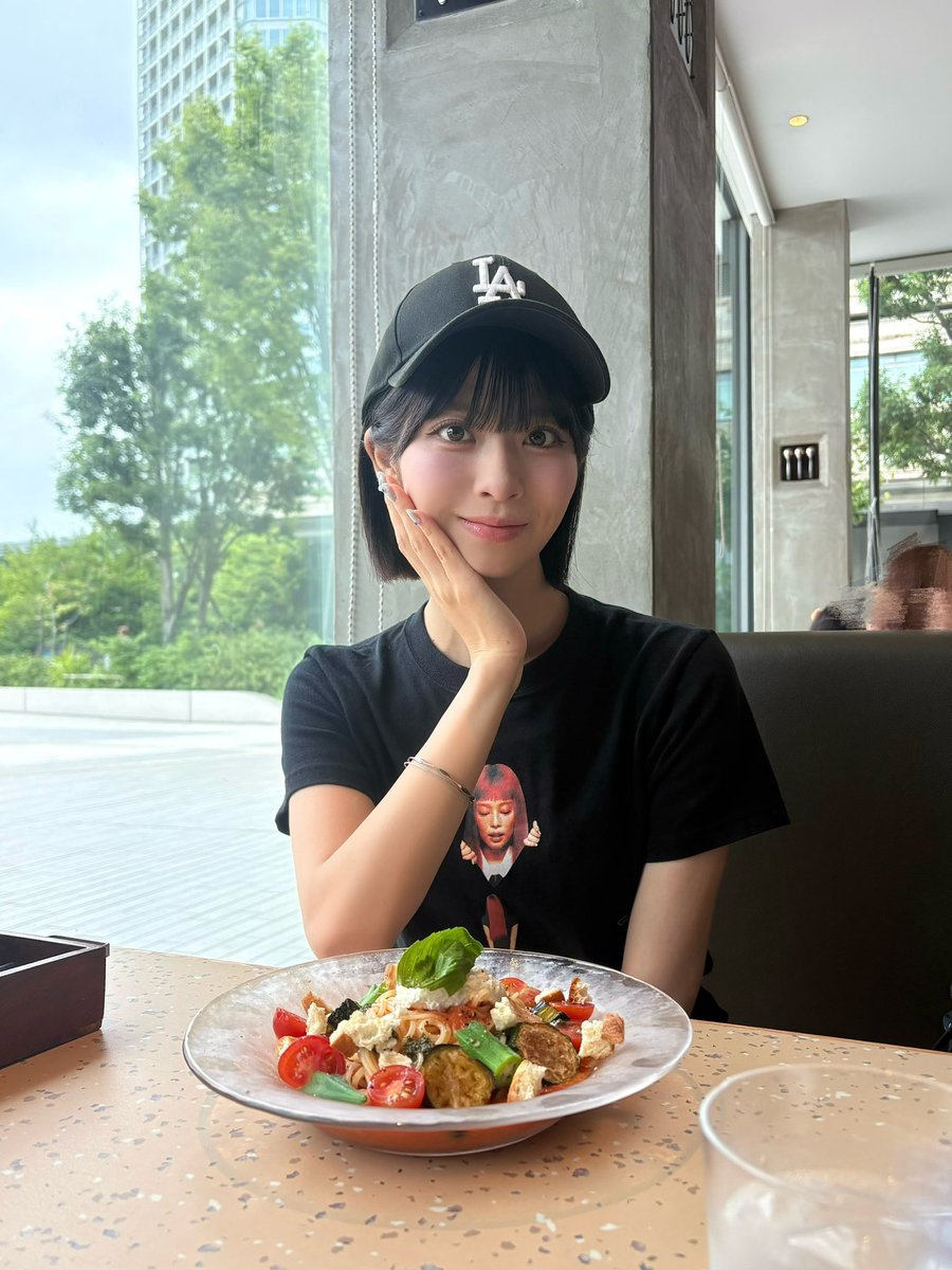 naho_cosmo's tweet photo. 呑気にポーズを��める私と、早く食べたそうなJENNIE https://t.co/PgdDPUEtEu
