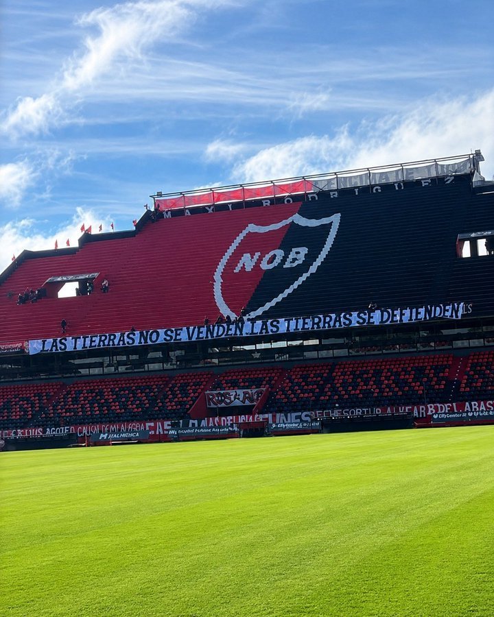 FrancoleprA83's tweet photo. @rialjorge @rialjorge  el fútbol es nuestro deporte más popular y el pueblo se manifiesta!!!
Ayer pullaro y sus secuaces confiscaron este trapo para no salga en la trasmisión !!! https://t.co/7wIeojmbev
