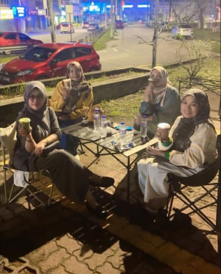 Puteri_lily451's tweet photo. Once in a while changing the wind to look for a fresh atmosphere, easy outdoor place to relax and save the budget 🍦🍧🍕 https://t.co/ZeNpIX73ev