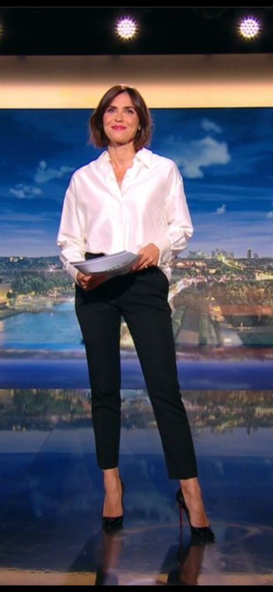 chemsier's tweet photo. Sonia Chironi - 02.08.2026
L'excellente et merveilleuse @SoniaChiro à la présentation du journal de 20h sur #France2
😍
#chemisier #blouse #satin #soie https://t.co/hz0wMO64z3