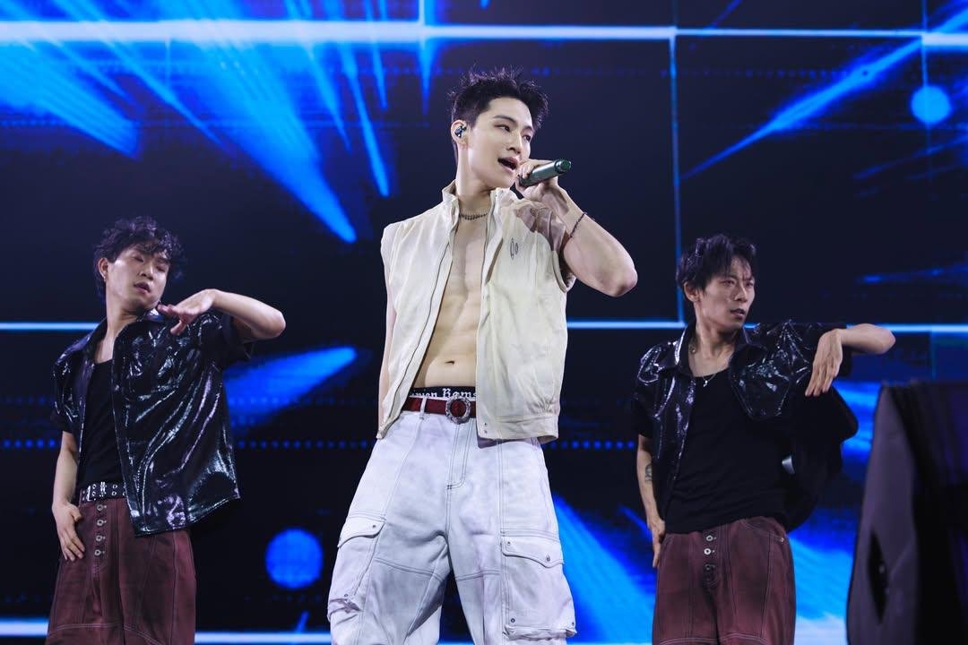 mydef_mysoul's tweet photo. 🗞️[News] #JAYB #528hzkr 
#2026Tape_roots_Taipei

เจบีลีดเดอร์ของบอยกรุ๊ปชื่อดังจากเกาหลี GOT7 จัดคอนเสิร์ต 2026 JAY B tape: roots taipei ที่ไต้หวัน พร้อมกล่าวทักทายเป็นภาษาจีนว่า "สวัสดีครับทุกคน ผมเจบี จาก GOT7 ครับ"

เพลงส่วนหนึ่งในคอนเสิร์ตครั้งนี้ ได้แก่ go UP, The Way We Are, FAME, Wonder, B.T.W, Time, We, Dive Into You, Velvet Trigger, RIDE, Switch It Up และช่วงอังกอร์ยังขนเพลงฮิตของ GOT7 มาร้องหลายเพลง รวมถึง Before the Full Moon Rises และยังเซอร์ไพรส์แฟนๆด้วยการแสดงเพลงใหม่ที่ยังไม่ได้ปล่อยอย่าง Sweetie และ Head To Toe อีกด้วย

เจบีกล่าวว่า "ต่อจากนี้ผมก็จะยังคงร้องเพลงและทำดนตรีต่อไป เพราะฉะนั้นทุกคนไม่มีที่ไหนให้ไปหรอกนะครับ ถึงจะแอบหนีไป สุดท้ายก็จะกลับมาหาผมอยู่ดี ขอบคุณจริงๆที่สละเวลามาหาผม ขอให้ทุกคนมีความสุขนะครับ และถ้าความสุขนั้นเป็นเพราะผมก็ยิ่งดีใจมากเลย ขอบคุณทุกคนครับ" 

小漂漂 ผู้สื่อข่าวพิเศษด้านบันเทิงของ LiTV Online Movies และ ofiii
🔗https://t.co/cgO9tGDpt7

@defjaybkr @528hzkr