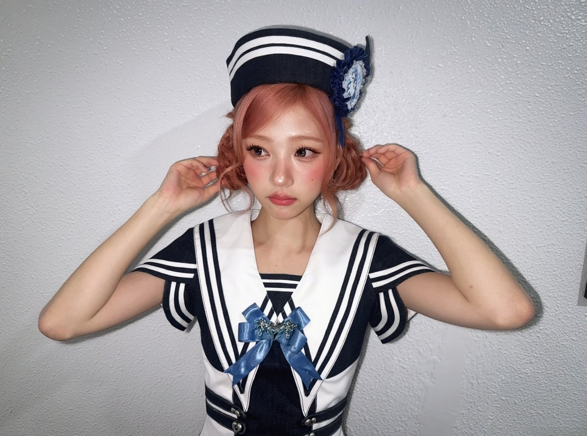 krvimstella's tweet photo. Fixing my hair one last time before calling it good. The navy fit, tiny blue details, and flash gave everything that cute lil vintage vibe, making the whole moment look straight outta an old camera roll. https://t.co/hghyLLfW3l