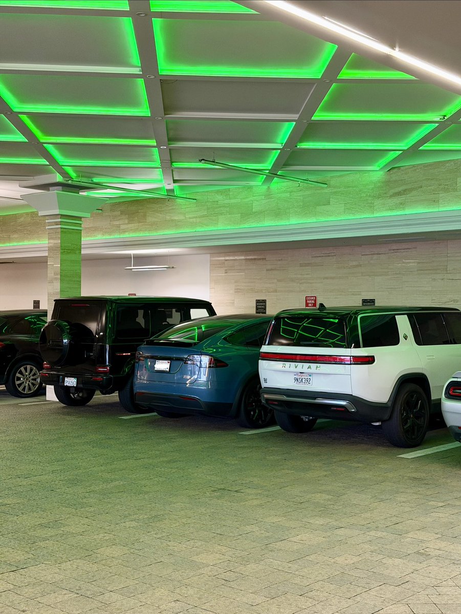 techiedani's tweet photo. Another reason I drive a Model X with kids…I actually don’t want a huge car especially for where I live. My car is so compact (see real world comparison) feeling while still giving me the space I need 😁 https://t.co/vwJc4AYsGX