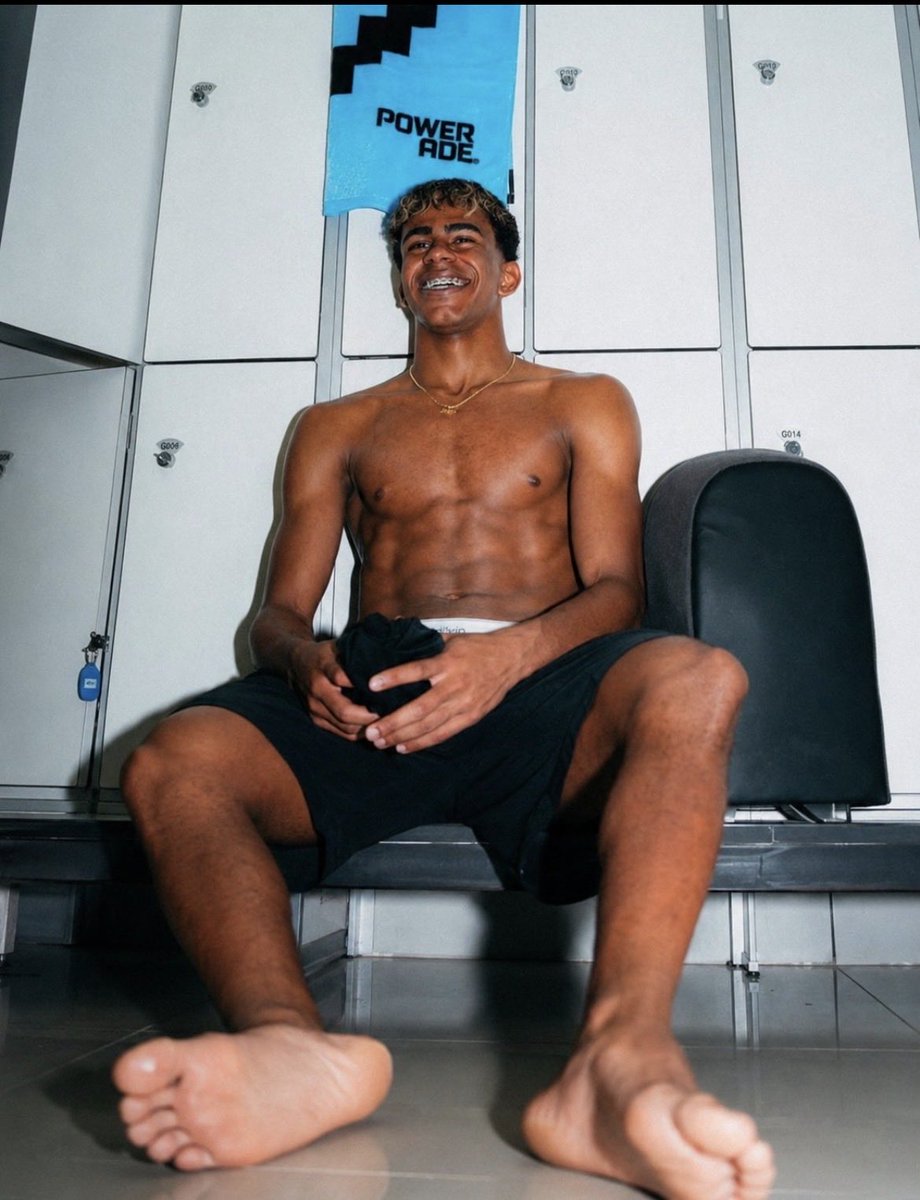 itstdm72214's tweet photo. Lamine Yamal’s feet and 🍆 is sooo hot 🤤 https://t.co/Lk3in9w8Lr