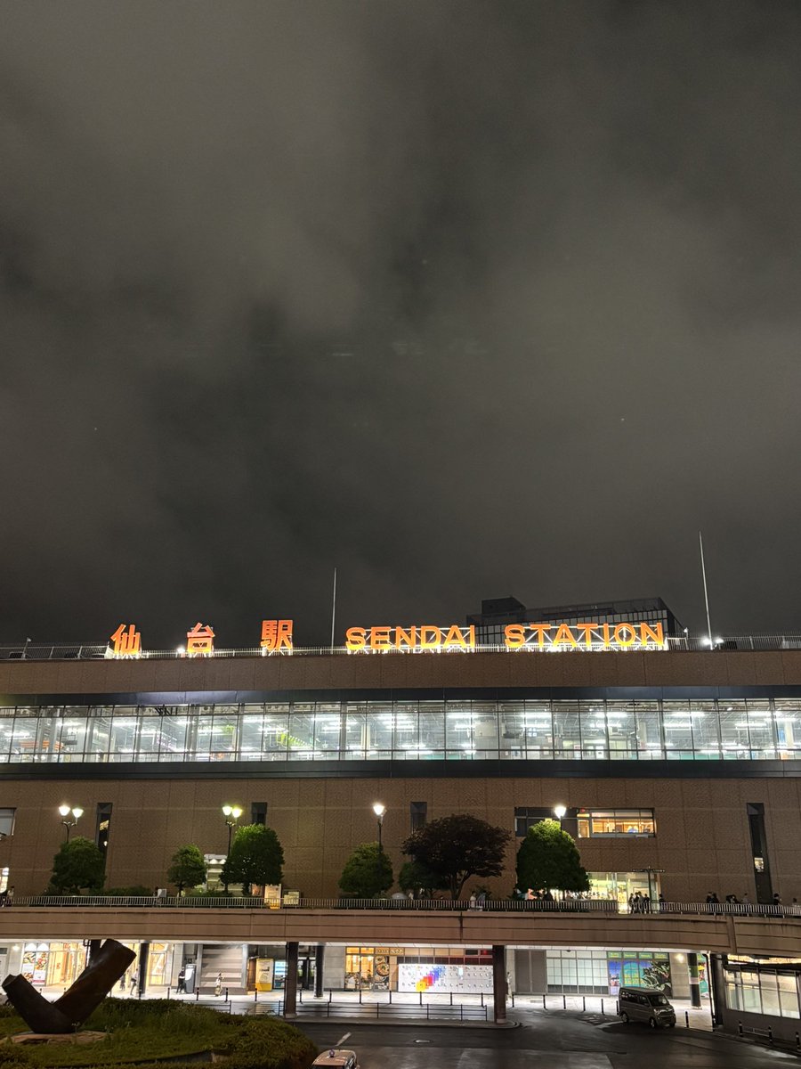 ayori015's tweet photo. ⑩東北祭りピカチュウが可愛かった⚡️o'ᆺ'o⚡️夜の仙台駅もいい…。ホテルではドームのデジタルコピーバクステを「この人は〇〇役の人」と友人に解説をしながら観て、楽しい夜だったね。と就寝。 https://t.co/vTlAGeNUgc