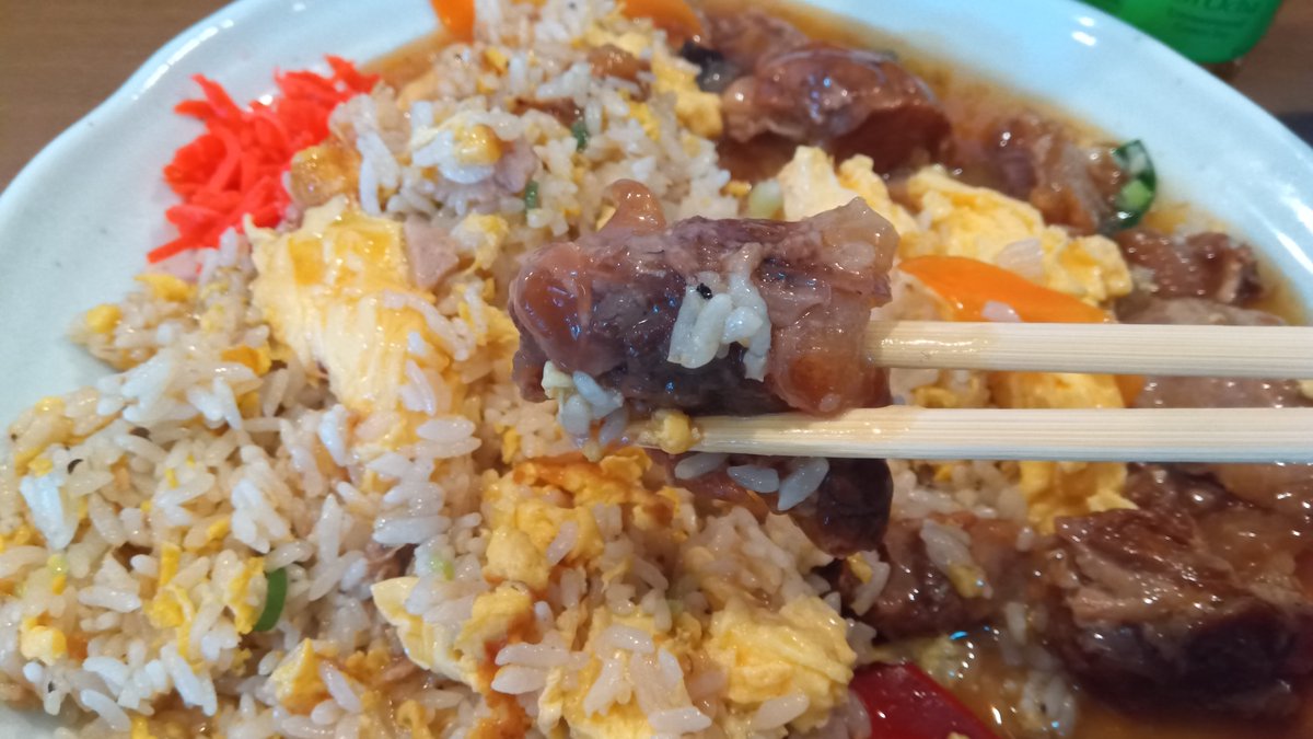 syunchi5's tweet photo. 神奈川県は藤沢にあります「ラーメン処 よなかそば」さんに行ってきました。初訪問。いつも近くを通ると大行列で入る気なくなっちゃうのですが、今回は列がすくなめだったので今だぁ！ということでここへ(笑)お椀でチャーハンの元祖。豚バラ軟骨あんかけ玉子炒飯にしてみました(^^♪
にしてもこのあんかけめちゃ美味しい！通常のあんかけ玉子炒飯よりも大きいお椀で出てきて迫力満点。サイドに心遣いが感じられるハーフサイズのラーメンなどもあってめちゃうれしい！豚バラ軟骨がホロホロすぎてうまさが際立ちます。さすがおもうまのお店です!(^^)!