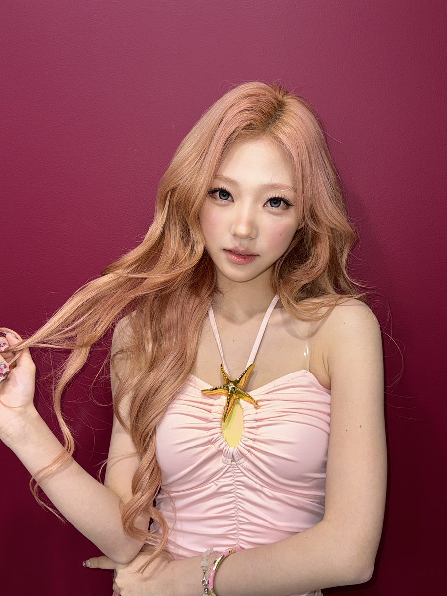 krvimstella's tweet photo. Letting my hair do its own thing while the soft pink fit and golden star detail stole half the attention. The deep burgundy wall made every color pop, and the whole vibe came out lookin' cute, dreamy, and lowkey unreal. https://t.co/HfjfAotl5e