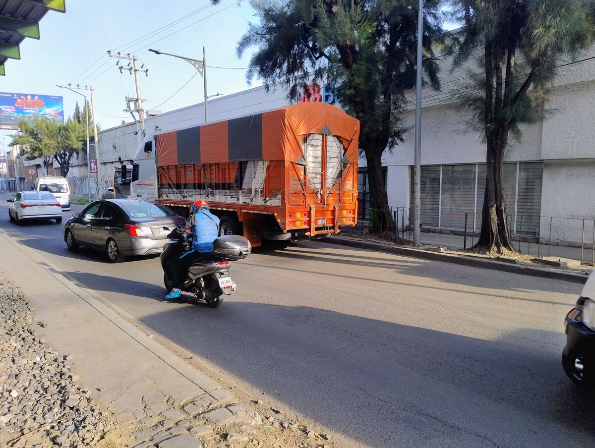 Haydeesaudi's tweet photo. Descompuesto en calle 6 esquina eje Xochimilco col agrícola Pantitlán alcaldía Iztacalco. Haciendo demasiado tráfico por la incorporación del puente dirección metro Pantitlán 
@OVIALCDMX https://t.co/cUQchxJe4Q