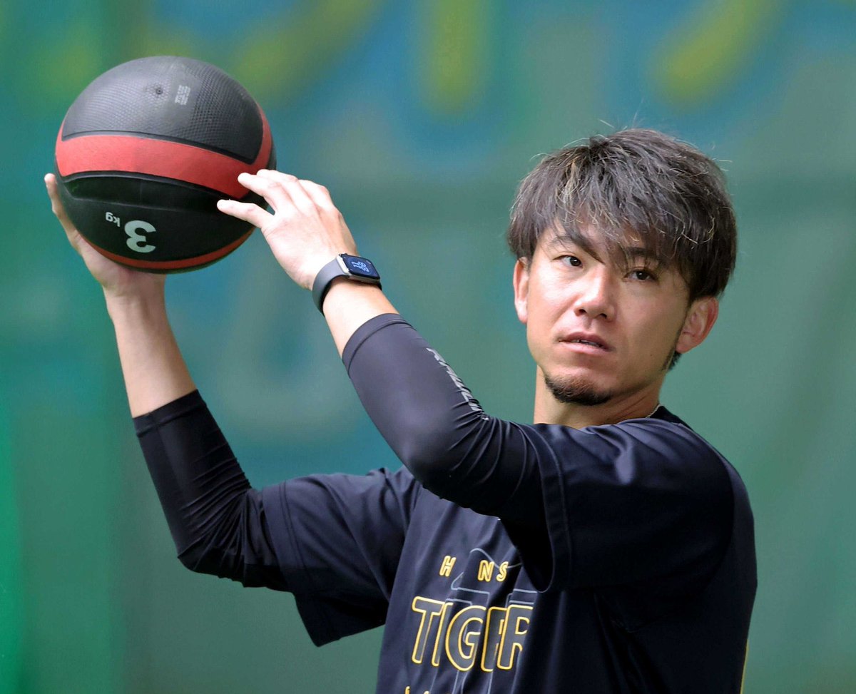 daily_fujimaru's tweet photo. 明日の紙面には、拙コラム「若虎界隈」が掲載されております。

今回は番外編。若虎のくくりではありませんが… #伊藤将司 投手が登場。「それは何の効果がありますのん？」と、ずっーと気になっていた調整法について聞きました。
#阪神タイガース https://t.co/ruo3QM1Pws