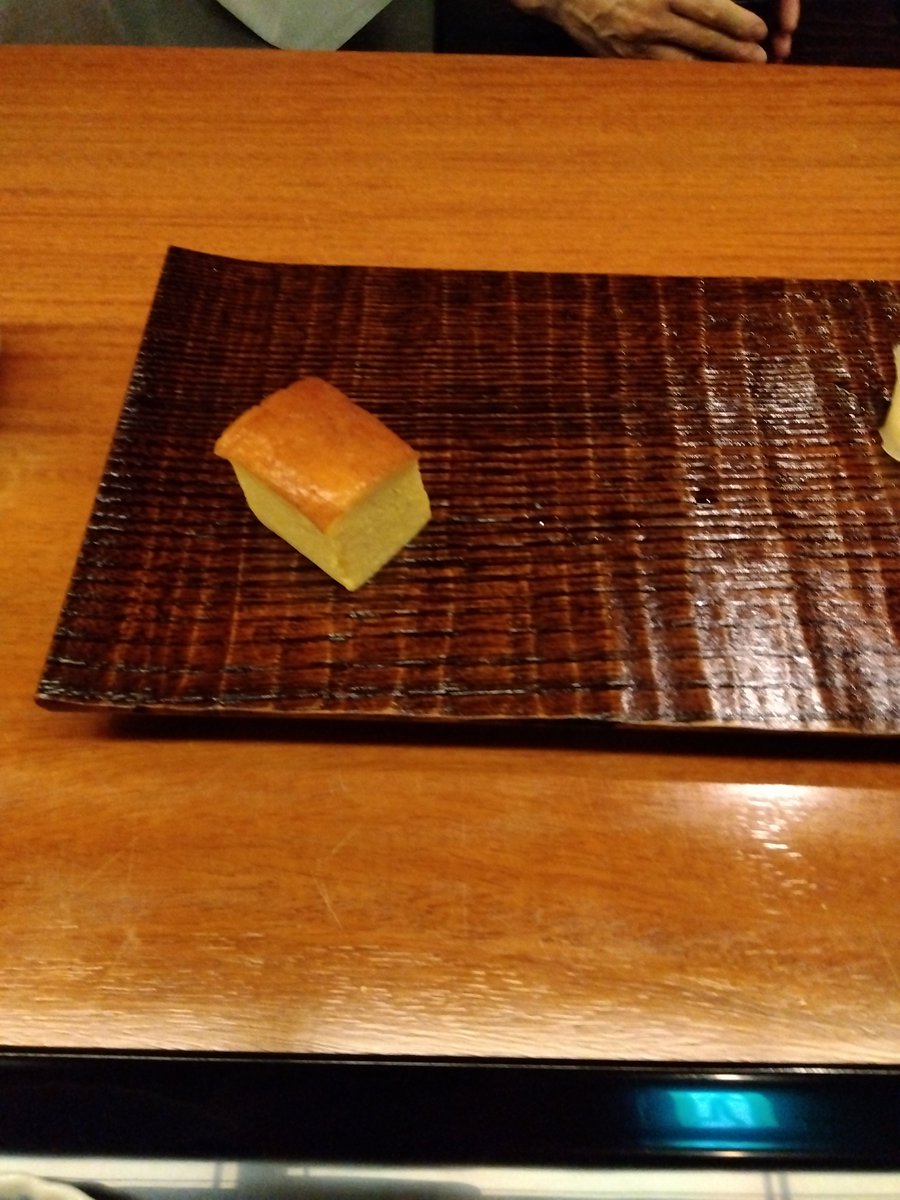 mican311's tweet photo. レジには何故か、メイド喫茶の呼び鈴 https://t.co/HDLAVJhq1I