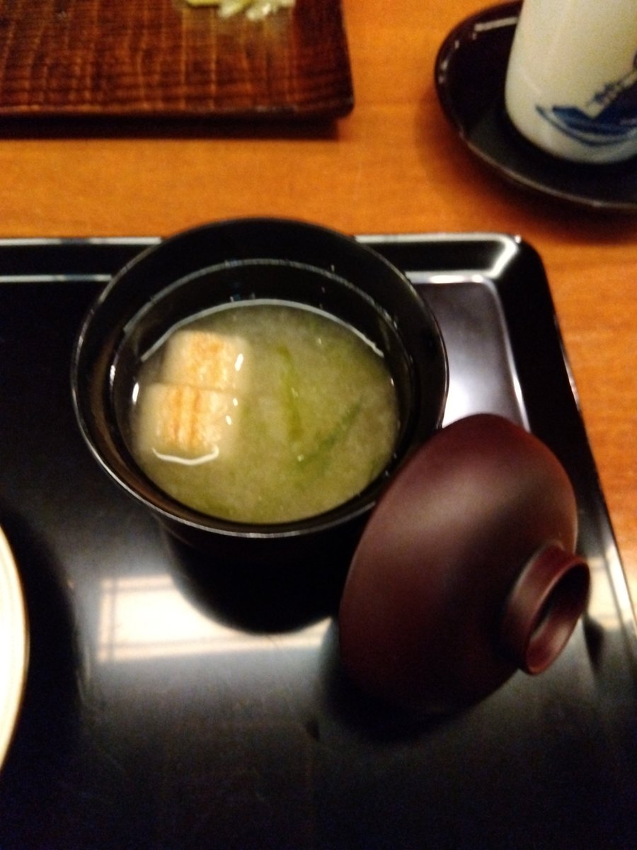 mican311's tweet photo. レジには何故か、メイド喫茶の呼び鈴 https://t.co/HDLAVJhq1I