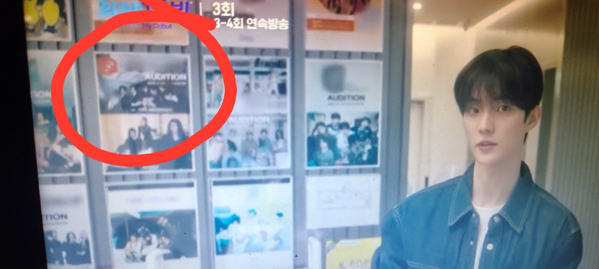 Deobiio's tweet photo. Enhypen behind changmin in his drama 😭 THEY ARE SEVEN THERE AWWWWW https://t.co/pYGC7NQGMK
