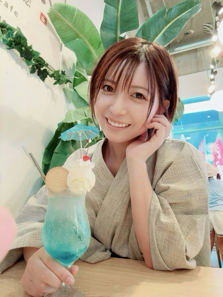 yamanaka_twins's tweet photo. 撮り合いっこ。in福岡

健太は、バナナスムージーチョコ🍌🍫
翔太は、クリームソーダ🍨🫧

#福岡の旅 #山中兄弟【健太・翔太】 https://t.co/C0B07urS3B
