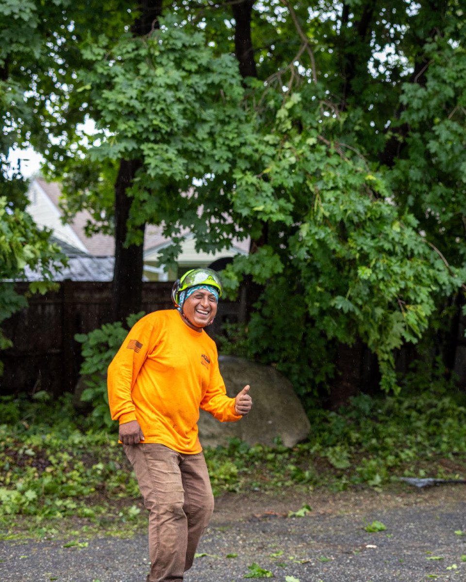 KJTreeService's tweet photo. A little rain couldn’t wash away these smiles. 🌧️🧡 We love what we do, and it shows in the way our team works together every day.

#rainymonday☔️ #treeremoval #happymonday #workworkwork #summerstorms https://t.co/YXeB7aTvYz