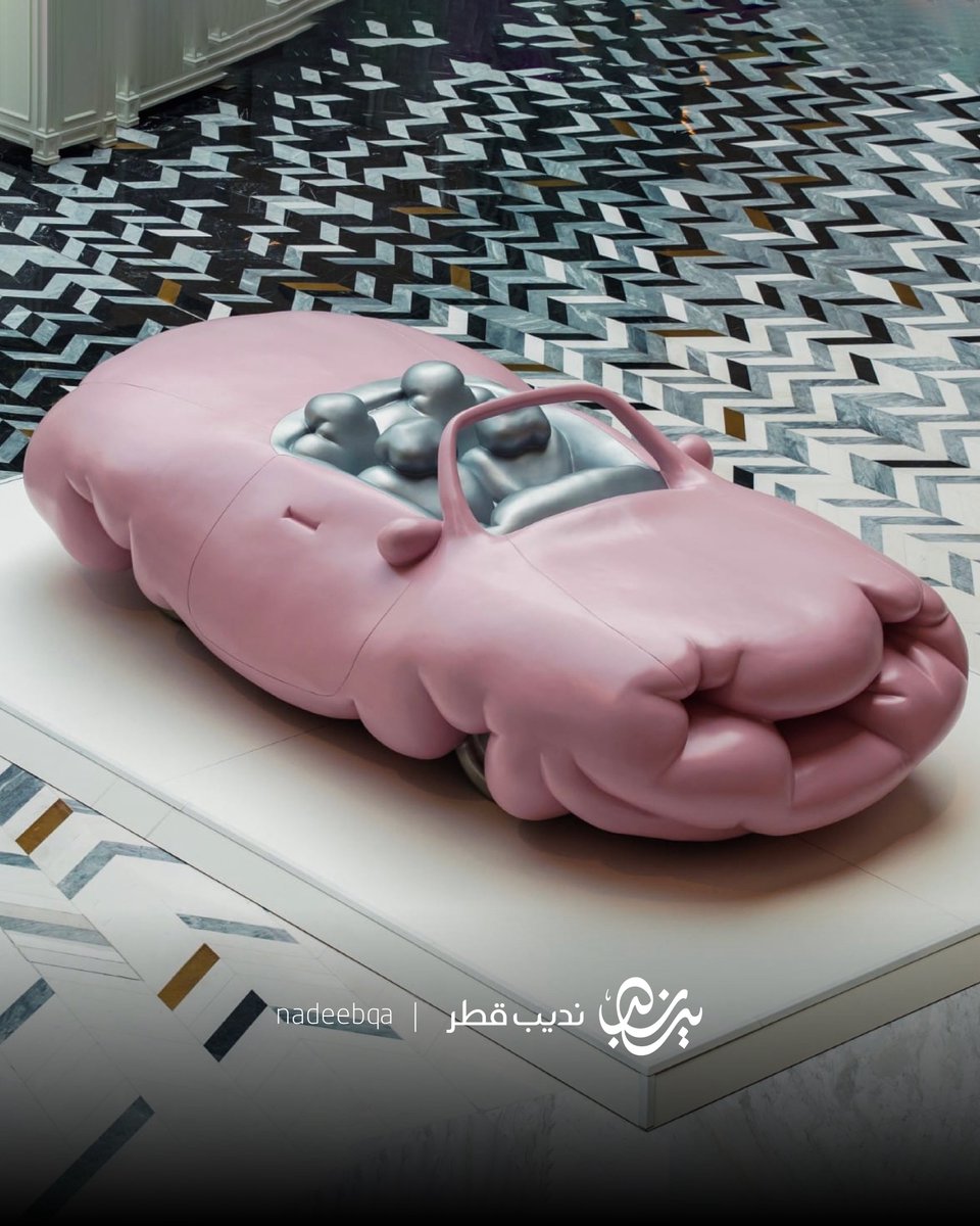 NadeebQa's tweet photo. متاحف قطر تكشف عن العمل الفني التركيبي "سيارة مكشوفة وردية كبيرة" للفنان العالمي "إروين وورم" في بلاس ڤاندوم

• من خلال استخدام الألمنيوم المصبوب والطلاء اللامع.. يعكس العمل هوس المجتمع بالاستهلاك المفرط ويدعو إلى التأمل في علاقتنا بالمادية ورموز الثراء والمكانة

#نديب_قطر | #قطر 🇶🇦