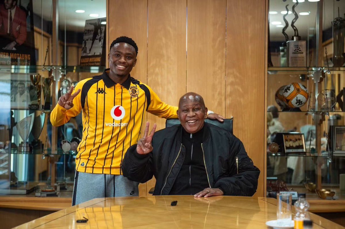 RealTshemedi2's tweet photo. Big big Signing 🔥🔥🔥🔥🔥

Welcome home Langelihle Phili https://t.co/6q0h0jsPKn