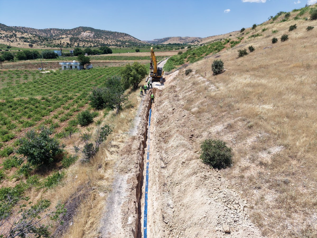 MardinBuyukshr's tweet photo. 📌Artuklu | Kabala Mahallesi İçme Suyu Hattında Yenileme💧

Mardin Büyükşehir Belediyesi Su ve Kanalizasyon İdaresi (MARSU) Genel Müdürlüğümüz tarafından Artuklu ilçemize bağlı Kabala Mahallesine içme suyu temin eden ve ekonomik ömrünü tamamlayan 1️⃣0️⃣ kilometre uzunluğundaki, içme suyu ana isale hattında yenileme çalışmaları hızla sürdürülüyor.