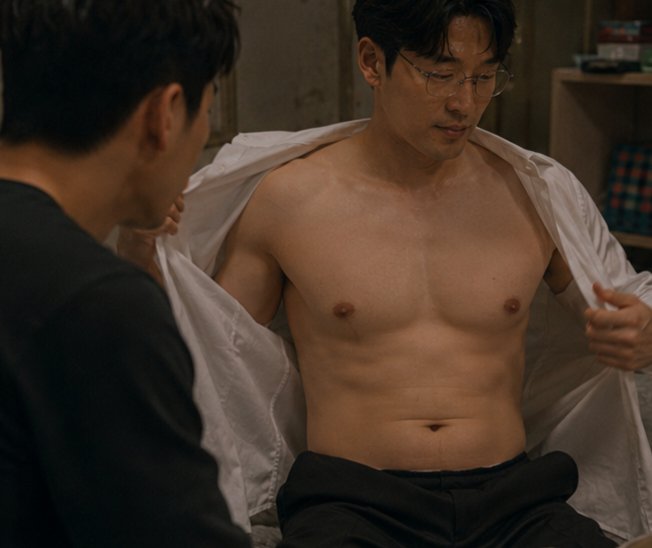 Tomasaquinas5's tweet photo. Jun: "P-Professor! Are you okay? I-I'm so sorry!!"

Suho: "I'm fine. Calm down... It's just a little hot."

Gently reassuring the panicked Youngjun, Suho calmly takes off his shirt. https://t.co/EakDCY0XhE