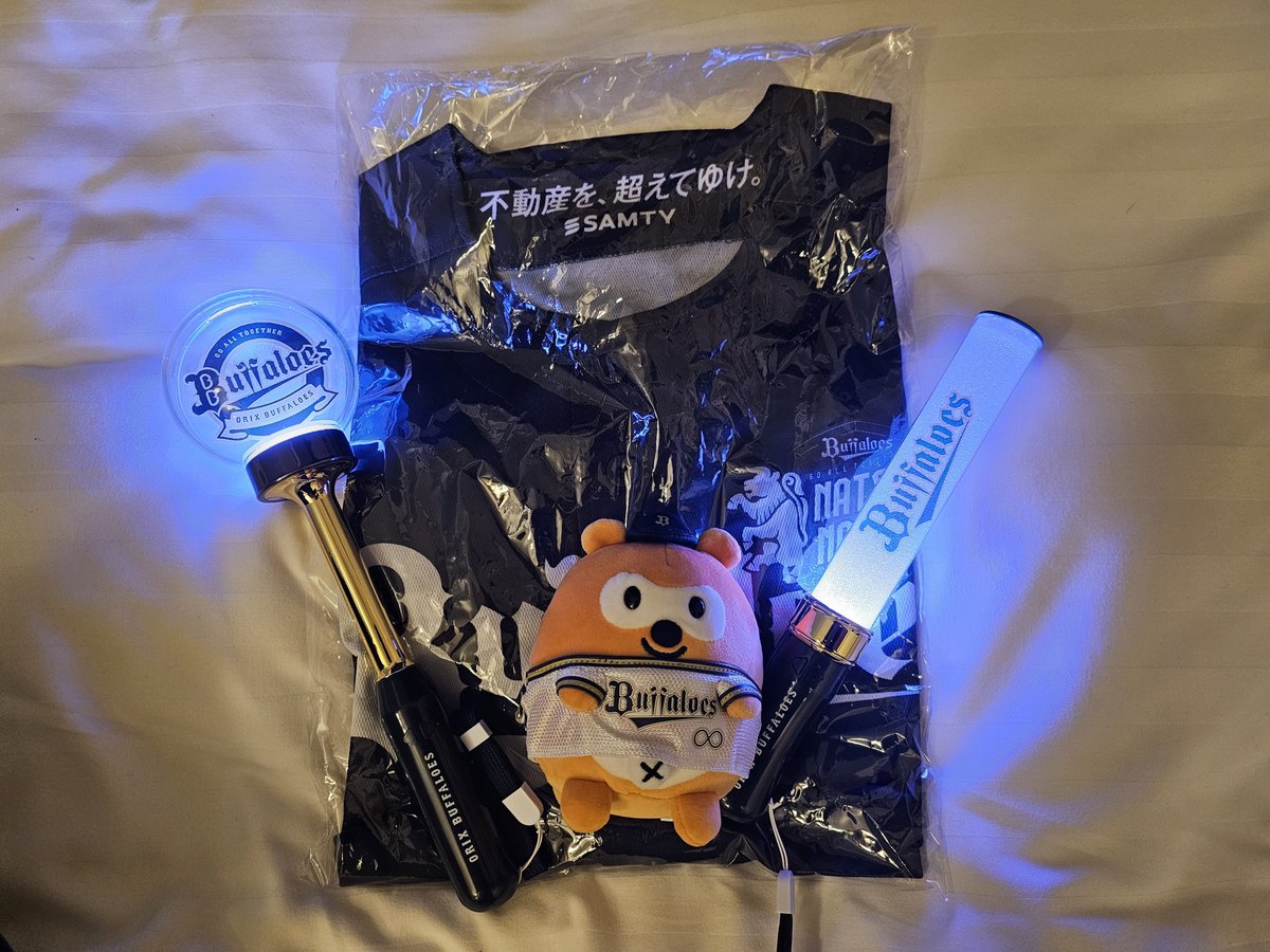 MaaaaGo08's tweet photo. 今日の戦利品、ペンライト２本と配布ユニ https://t.co/pHJUGxbbyL