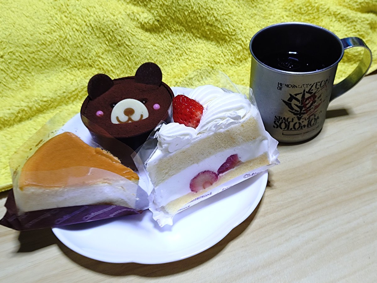 maeda0083's tweet photo. さて、誕生日ケーキなど♪
流石に時間的に全部はヤバいので明日にでも残りは食べる事にしようw https://t.co/ULa4yVHZKn