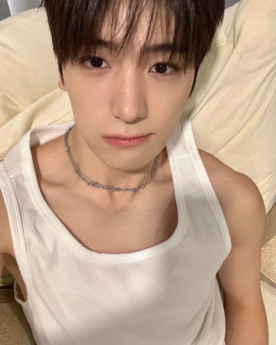 hyunjaesprite's tweet photo. baby we should kiss, it’s the law https://t.co/MnOFvKALyI