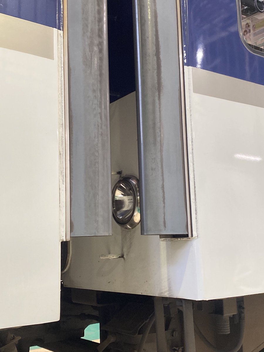 ChocoChic207's tweet photo. というわけで、今年のファミリーレールフェアで撮影した3100形の画像です。
5号車→4号車に移動した関係で、大阪側に簡易運転台が新設され、SIVヒューズの撤去も行われているようです。
確認した限り、京都側の簡易運転台用のライトも撤去されていないように見えました。 https://t.co/LKHpaIZC3y