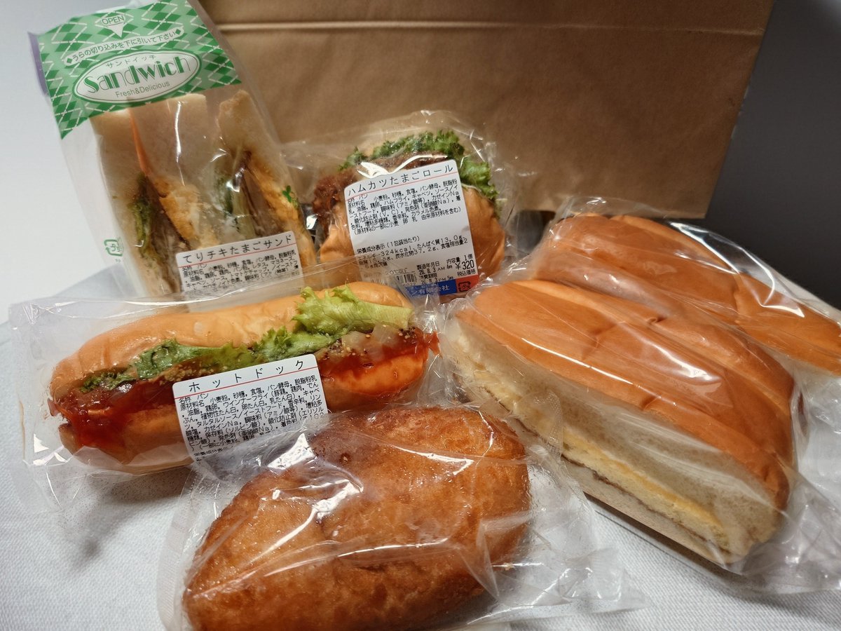 F4056314308's tweet photo. 今日のパン屋さん
水戸市　西村パンさん
所要の為10時半の来店ながら残り有り😆大好物のカステラパン久々に発見‼️こちらのパンはふっくら柔らかで美味しい💯サンドウィッチもオススメです👍綺麗な暖簾が気持ち良いですね～😄 https://t.co/PwbXpHV2PI