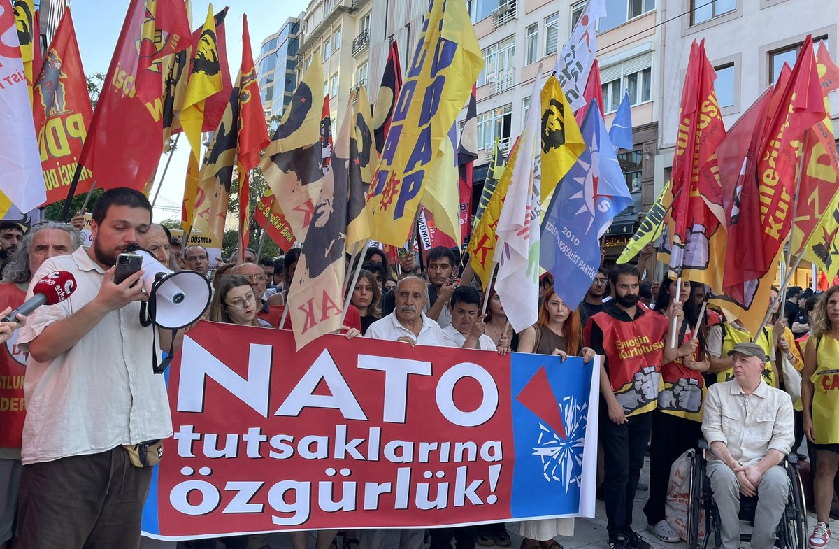 PDevrimciDurus2's tweet photo. NATO ve Emperyalist Savaş Karşıtı Birlik, #NATOZirvesi öncesinde tutuklananların serbest bırakılması için Kadıköy'de 2 Ağustos'ta eylem yaptı. 
https://t.co/jJTQ18aYvw https://t.co/suPkuuGCTw