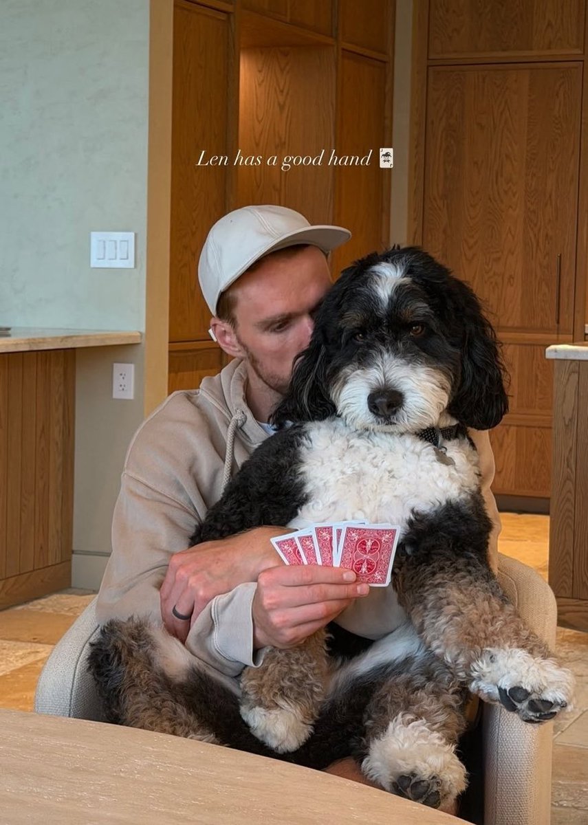 OilersNation's tweet photo. Lenny’s got that poker face..Lenny for GM. 

(H/t @BleedOilBlue) https://t.co/MJPUDNwmkh