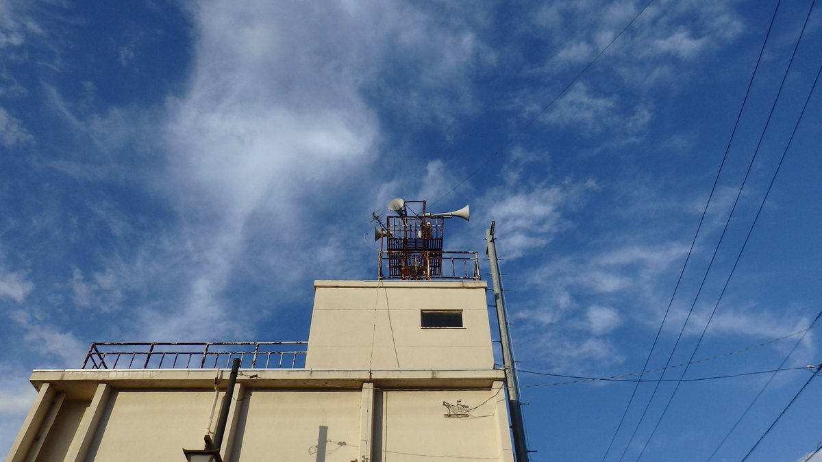 7olll's tweet photo. 我らが真古町公民館、毎年この時期なぜか「電気つけっぱなし」の通報が入る、夜ここ一人で入るの怖いんやて、マジ勘弁してくれェ🤤 あと、台所の酒や焼酎の瓶が西日の遠赤外線で一本残らず熱燗になってて「ワシを飲めェ～」と石川に訴えてくる、マジ勘弁してくれェ🤤

#伊予三島市 #三島町 #真古町🍶 https://t.co/KM3J8zrSsN