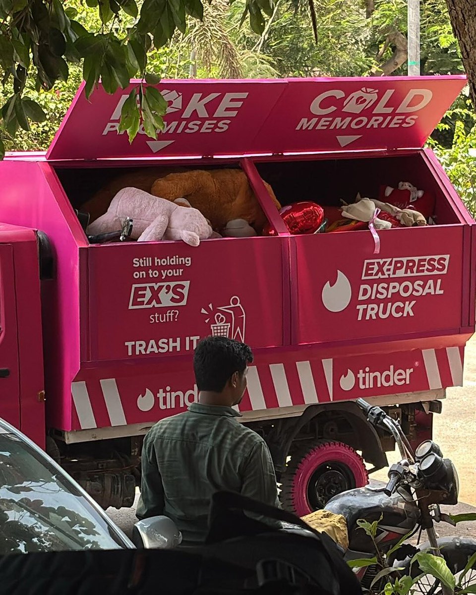 AcervoCharts's tweet photo. Tinder criou um caminhão do lixo para ajudar pessoas a jogarem fora as lembranças dos exs. https://t.co/1i00a8GLIA