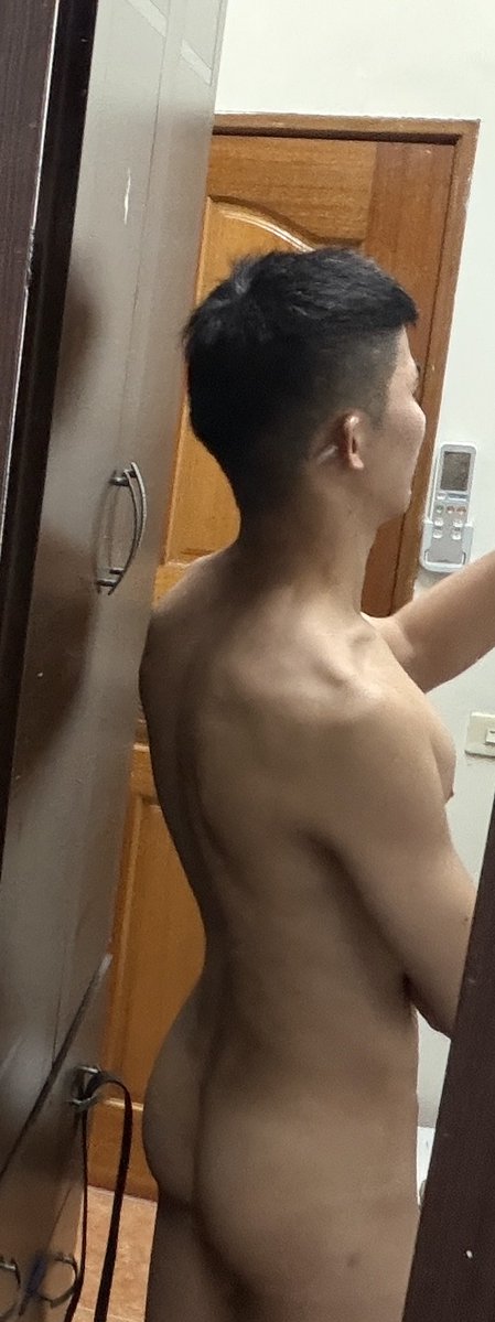 YunWei0824's tweet photo. 一點點的三角泳褲痕🥵🥵 https://t.co/3EHm682Quv