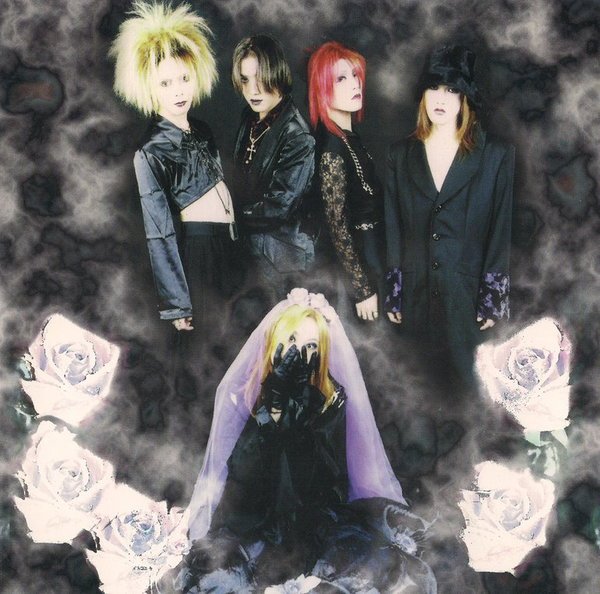 EDaM_Official's tweet photo. Raisonné

現在GOTCHAROCKA
Vo.樹威さんが在籍

De-vine解散後に結成したバンド

Raisonné時代ではロートーンの曲が多かったので、樹威さんの高音域が活きてませんでしたが⋯

Raisonnéではダークな曲に樹威さんのロートーンの歌声が非常に魅力を感じるレアなバンドでした

Raisonnéは何度も聴いてると世界観に惹き込まれていき⋯

バンドの表現が出来ていると感じます

樹威さんの過去バンドの音源は家宝の1つです

Raisonné
1999.2.14 Release
Maxi Single
最愛なる貴方へ...
『OVER』
https://t.co/yF2B3NKpuT