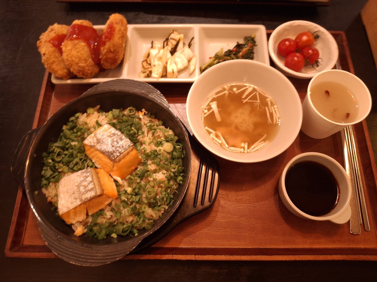 friendless99's tweet photo. 연어솥밥 맛있었다 ㅎㅎㅎ https://t.co/2Lup6xKNhK